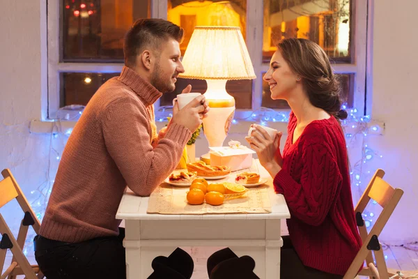 Retrato de pareja romántica en la cena de San Valentín —  Fotos de Stock