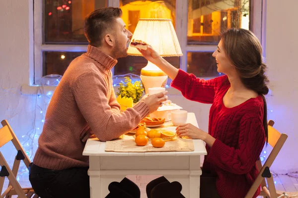 Retrato de pareja romántica en la cena de San Valentín —  Fotos de Stock