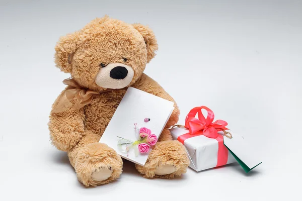 Teddy Bears coppia con cuore rosso. Concetto di San Valentino . — Foto Stock