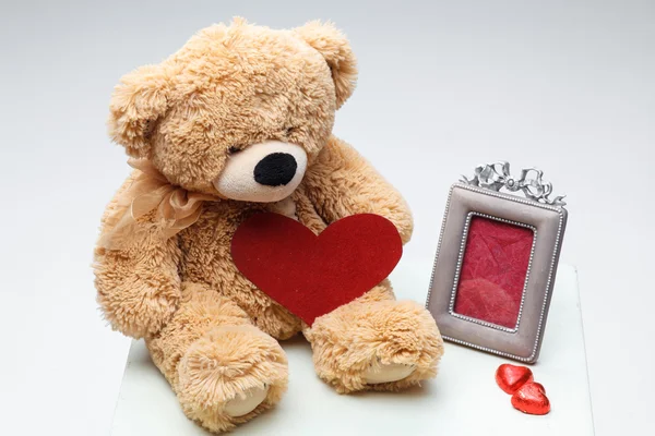 Pareja de osos de peluche con corazón rojo. Concepto de San Valentín . —  Fotos de Stock