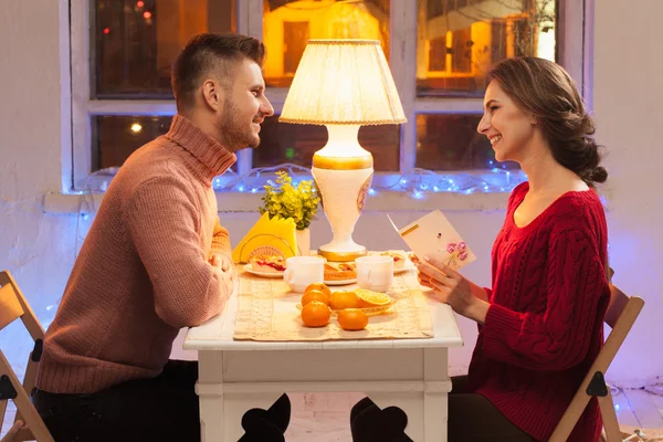 Retrato de pareja romántica en la cena de San Valentín — Foto de Stock