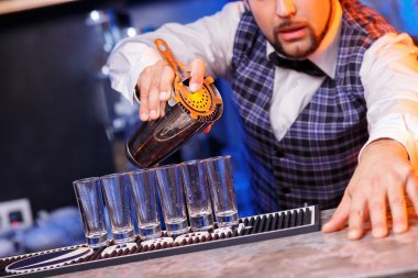 İş yerinde, barmen kokteyl hazırlama.