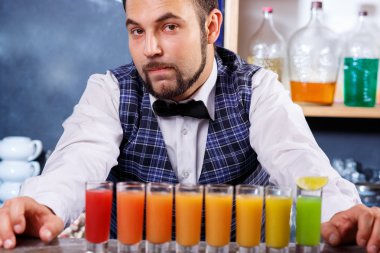 İş yerinde, barmen kokteyl hazırlama.