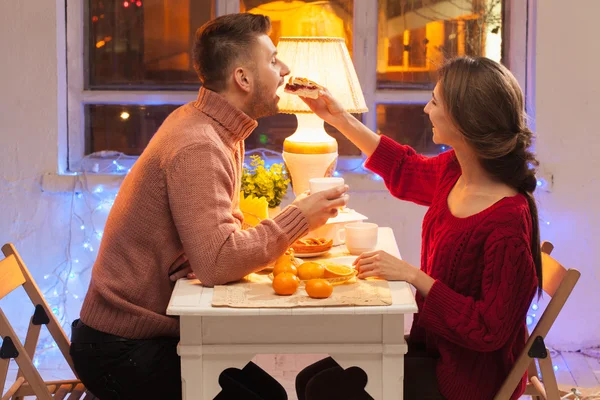 Retrato de casal romântico no jantar do Dia dos Namorados — Fotografia de Stock