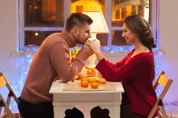 Retrato de pareja romántica en la cena de San Valentín —  Fotos de Stock