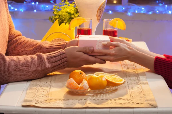 Retrato de pareja romántica en la cena de San Valentín —  Fotos de Stock