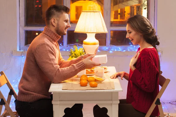 Retrato de pareja romántica en la cena de San Valentín —  Fotos de Stock