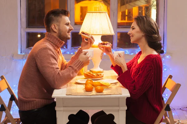 Retrato de pareja romántica en la cena de San Valentín —  Fotos de Stock
