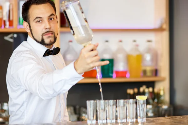 Barman en el trabajo, preparando cócteles . —  Fotos de Stock