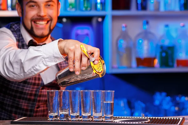 Barman en el trabajo, preparando cócteles . —  Fotos de Stock