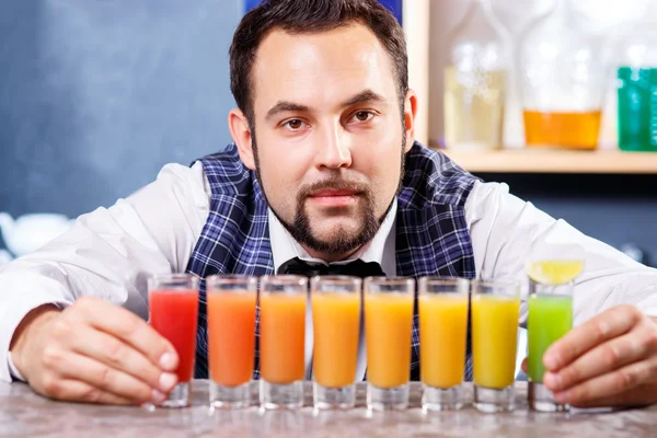 Barman en el trabajo, preparando cócteles . — Foto de Stock