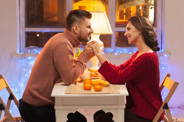 Retrato de pareja romántica en la cena de San Valentín —  Fotos de Stock