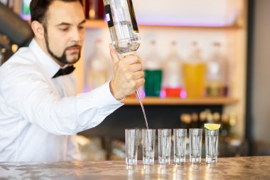 İş yerinde, barmen kokteyl hazırlama.