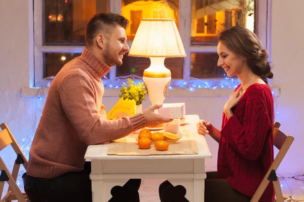 Retrato de pareja romántica en la cena de San Valentín —  Fotos de Stock