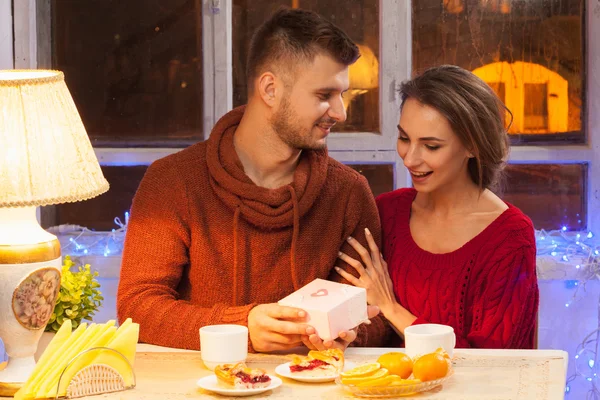 Retrato de pareja romántica en la cena de San Valentín — Foto de Stock