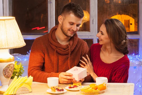 Retrato de pareja romántica en la cena de San Valentín — Foto de Stock