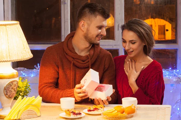 Retrato de pareja romántica en la cena de San Valentín — Foto de Stock