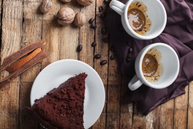 Çikolatalı kek, kahve ve tarçın çubukları