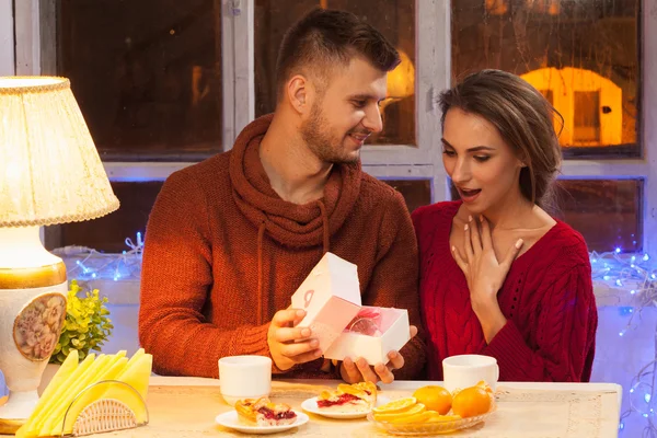 Retrato de pareja romántica en la cena de San Valentín — Foto de Stock