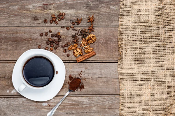 La tasse de café sur la table en bois — Photo
