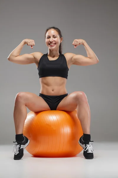 La muchacha joven, hermosa, deportiva que hace los ejercicios en fitball —  Fotos de Stock