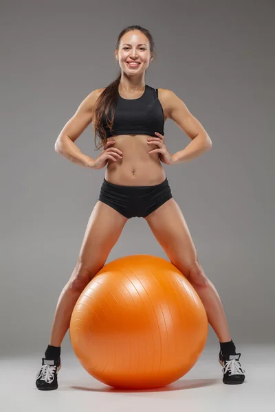 De jong, mooi, sport meisje doen oefeningen op een fitball — Stockfoto