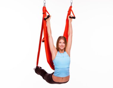 Genç kadın hamakta Anti-yerçekimi hava yoga yaparken