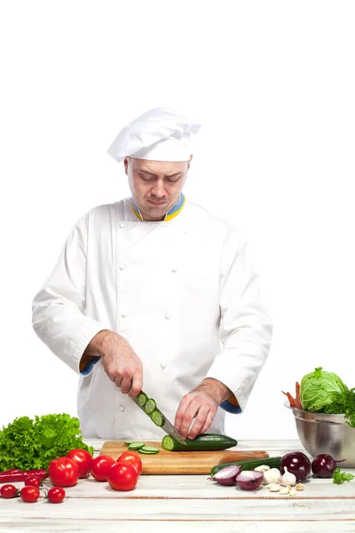 Chef taglia un cetriolo verde nella sua cucina — Foto Stock