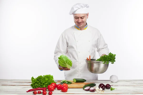 Chef cucina insalata di verdure fresche nella sua cucina — Foto Stock