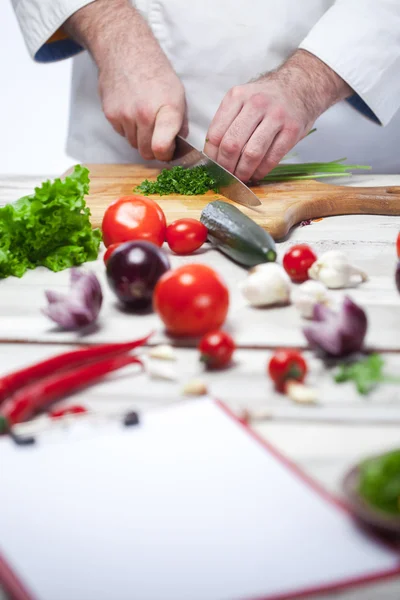 Chef tagliare un prezzemolo verde la sua cucina — Foto Stock