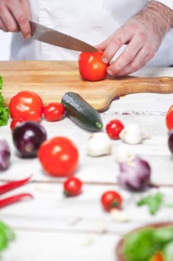 Şef onun mutfak kırmızı domates kesme