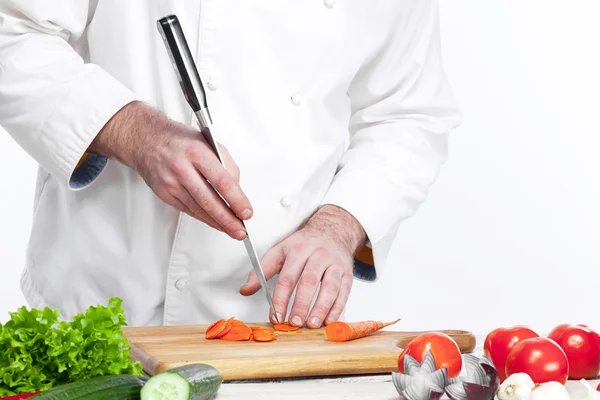 Koch kocht frischen Gemüsesalat in seiner Küche Stockbild