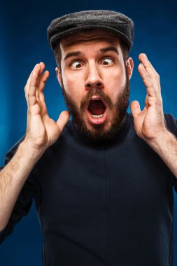 Öfke ve çığlık atan adam