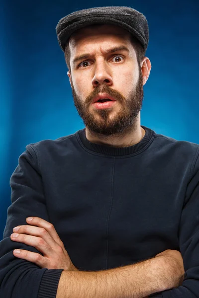 O retrato de um jovem belo homem surpreso — Fotografia de Stock