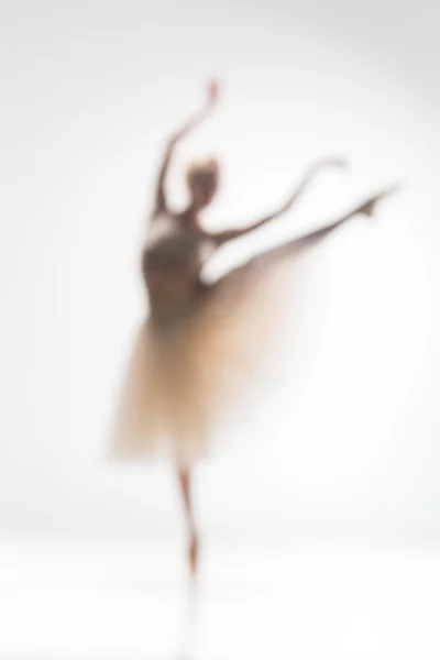 Silueta borrosa de bailarina sobre fondo blanco — Foto de Stock