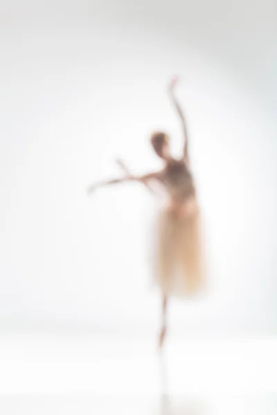 Silueta borrosa de bailarina sobre fondo blanco — Foto de Stock