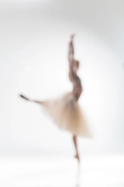 Wazig silhouet van ballerina op witte achtergrond — Stockfoto