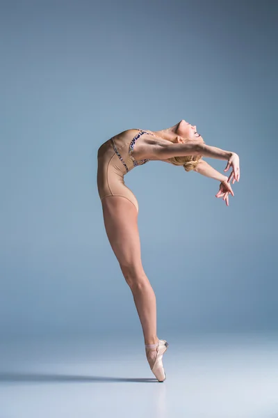 Jovem bela dançarina de estilo moderno posando em um fundo de estúdio — Fotografia de Stock