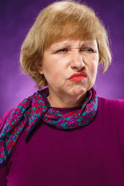 Портрет недовольной пожилой женщины — стоковое фото