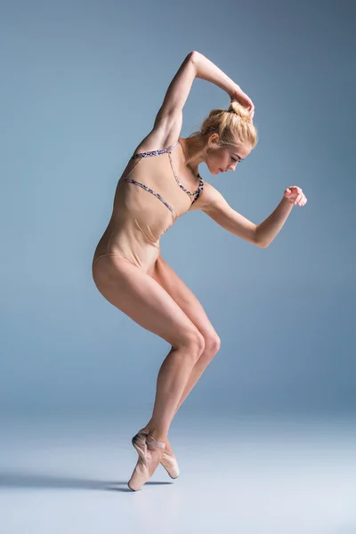 Jeune belle danseuse de style moderne posant sur un fond de studio — Photo