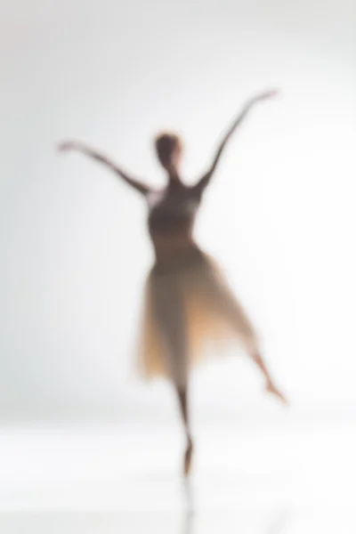 白背景下芭蕾舞演员的模糊轮廓 — 图库照片