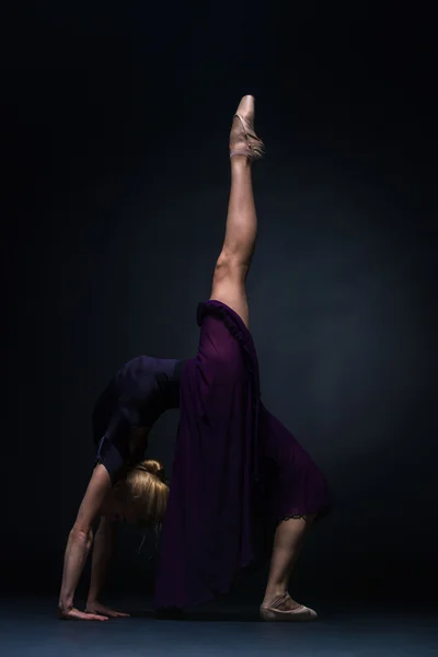 Joven hermosa bailarina de estilo moderno posando en un fondo de estudio —  Fotos de Stock