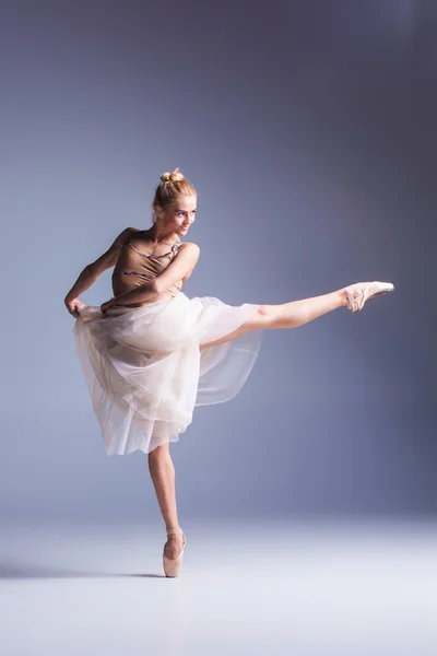 若い美しい現代的なスタイルのダンサーがスタジオの背景にポーズ — ストック写真