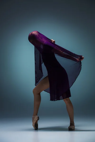 A bela bailarina dançando com véu azul — Fotografia de Stock