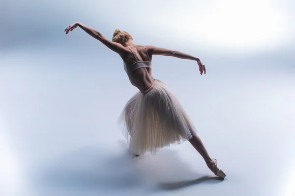 Jonge mooie moderne stijl danser poseren op een studio achtergrond — Stockfoto