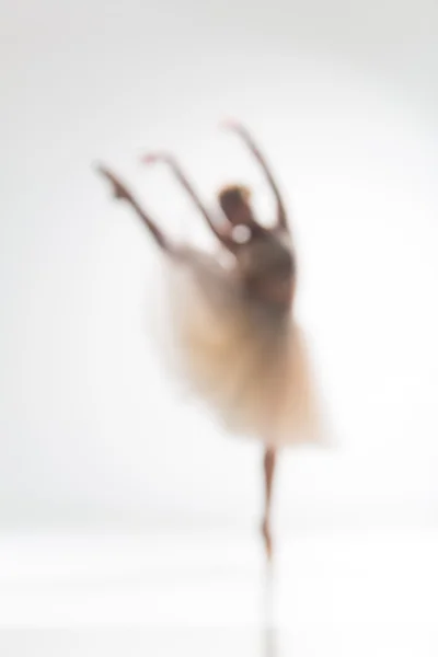 Suddig silhuett av ballerina på vit bakgrund — Stockfoto