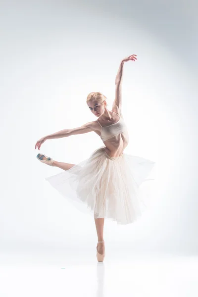 La silueta de la bailarina sobre fondo blanco — Foto de Stock