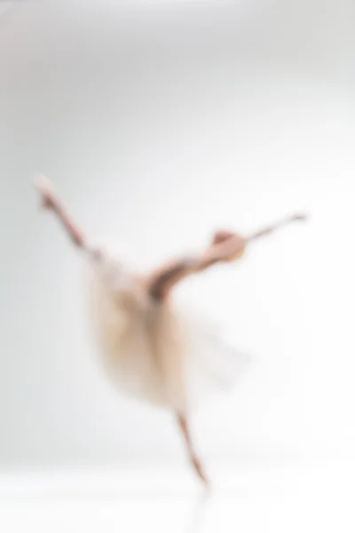 Silhouette floue de ballerine sur fond blanc — Photo