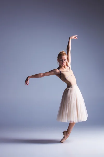 Jeune belle danseuse de style moderne posant sur un fond de studio — Photo