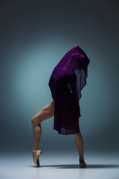 Junge schöne moderne Tänzerin posiert auf einem Studiohintergrund — Stockfoto